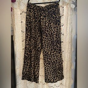 Roar!!!! Gorgeous size 1 torrid animal print pull on trousers with a fabric belt